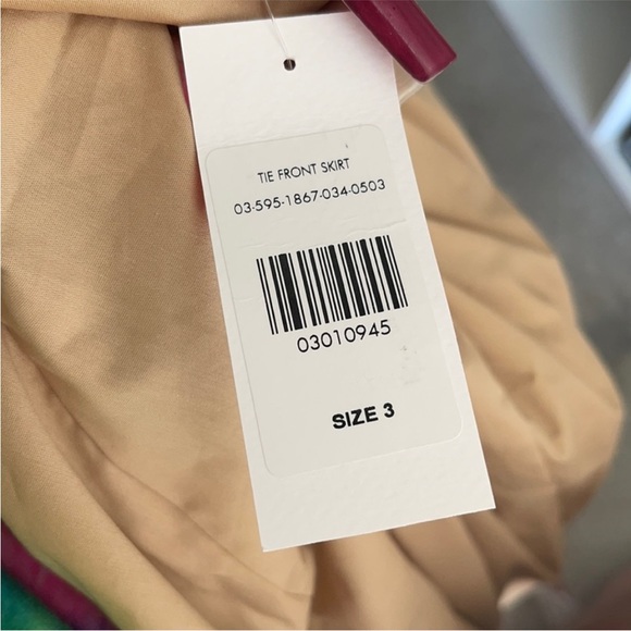 Front Tie Skirt. Needs to be ironed or steamed - Picture 2 of 5